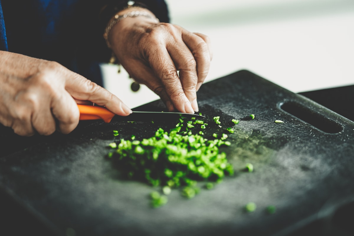 Nutritionist teaching healthy cooking methods